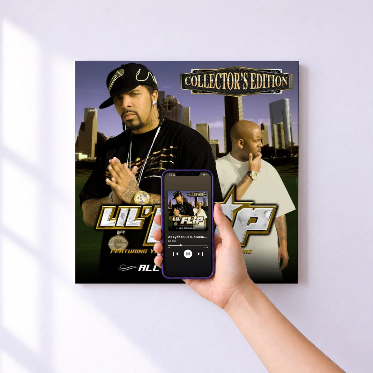 Affiche connectée All Eyez on Us (Collector's Edition) de Lil' Flip au mur : l'album se lance en approchant le téléphone