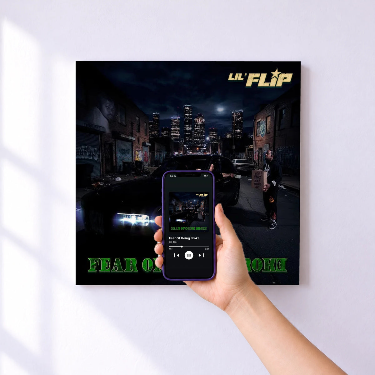 Affiche connectée Fear Of Going Broke de Lil' Flip au mur : l'album se lance en approchant le téléphone