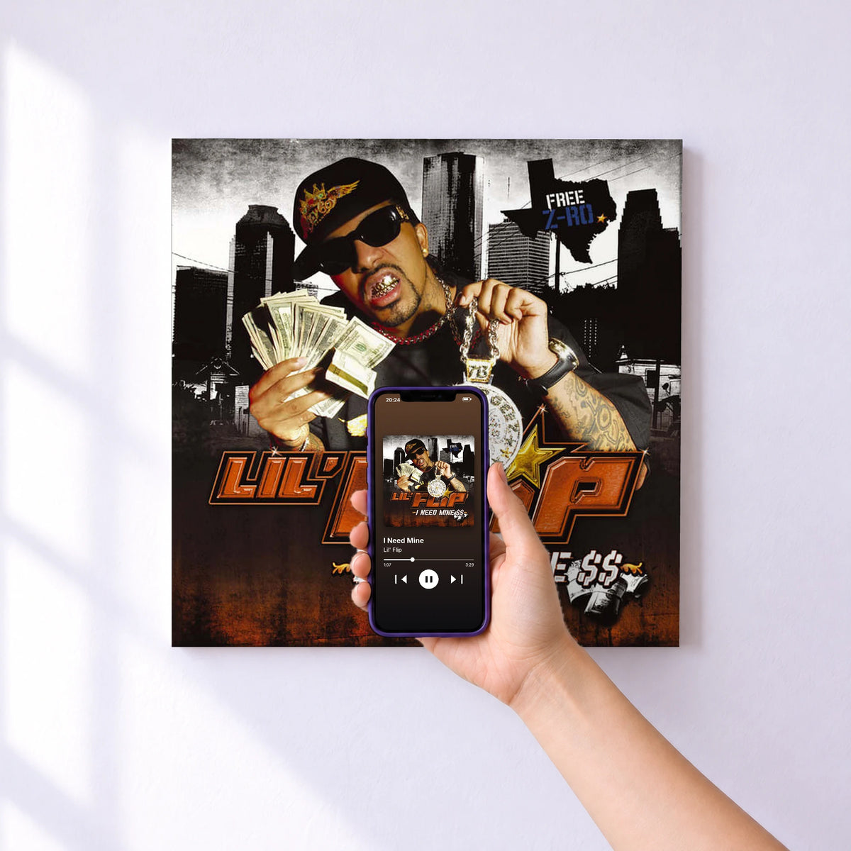 Affiche connectée I Need Mine de Lil' Flip au mur : l'album se lance en approchant le téléphone