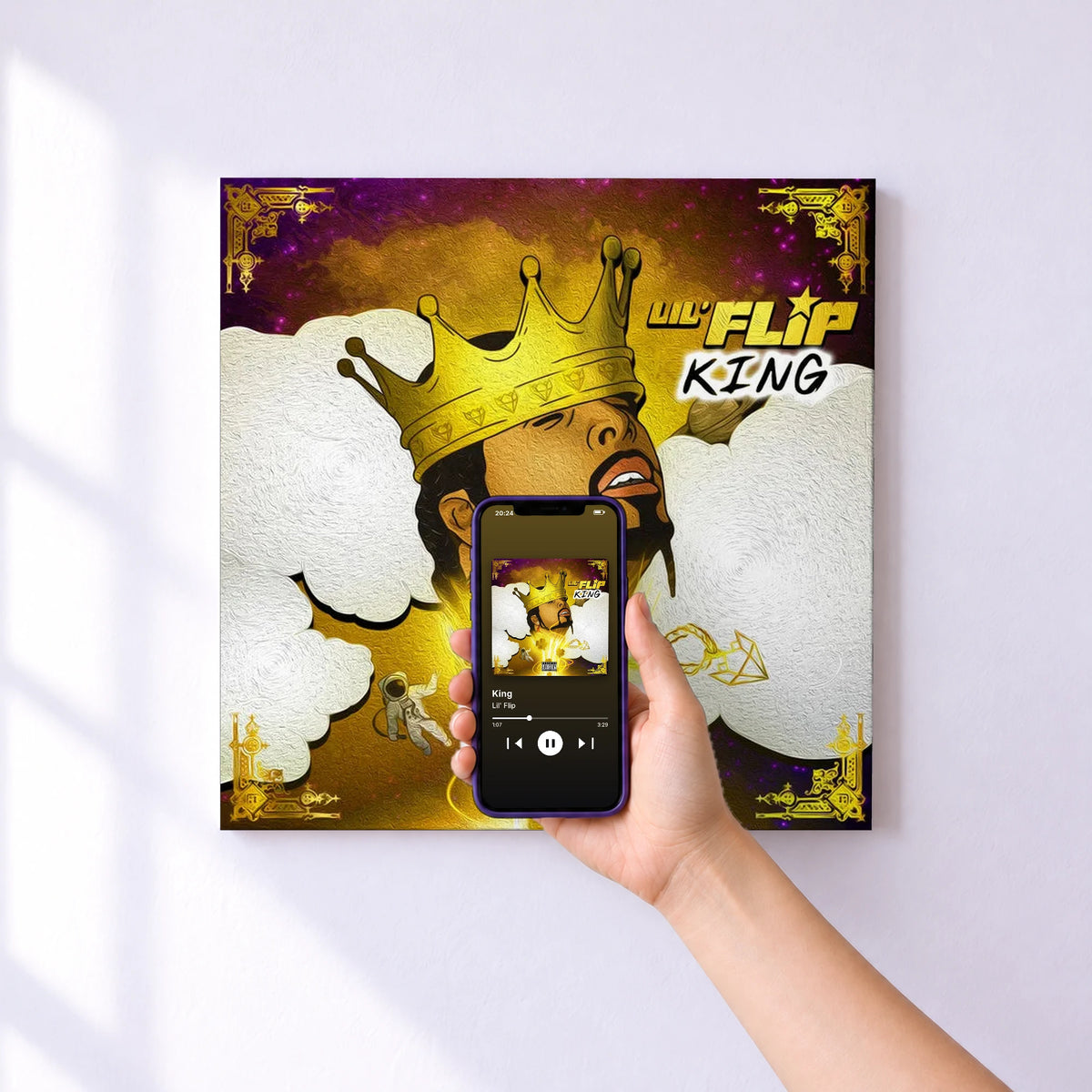 Affiche connectée King de Lil' Flip au mur : l'album se lance en approchant le téléphone