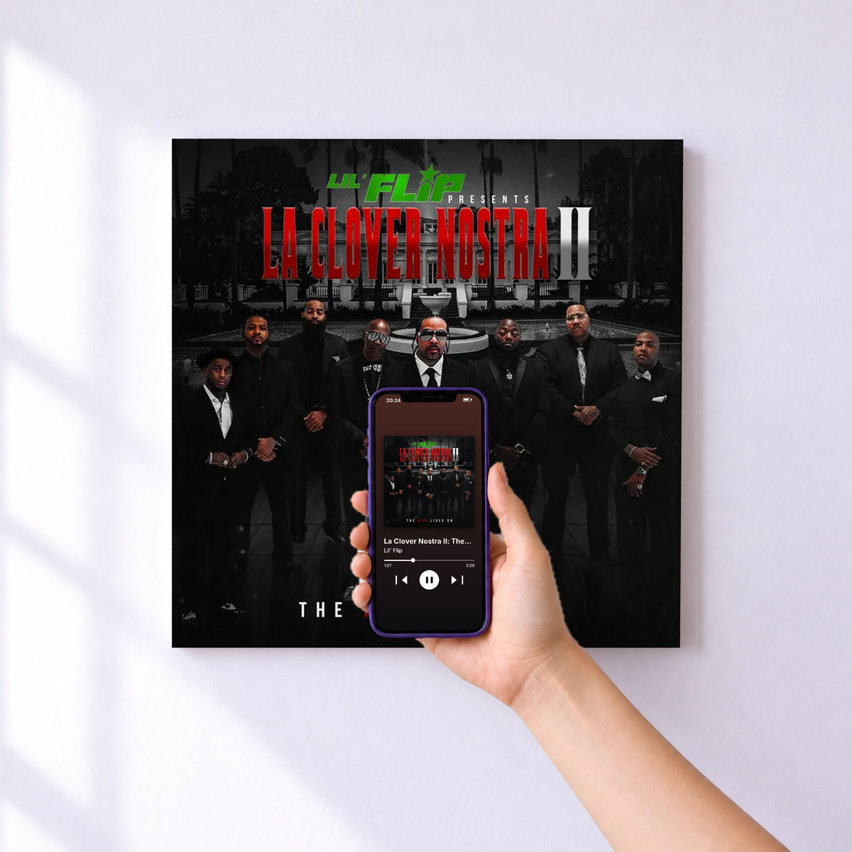 Affiche connectée La Clover Nostra II: The Mob Lives On de Lil' Flip au mur : l'album se lance en approchant le téléphone