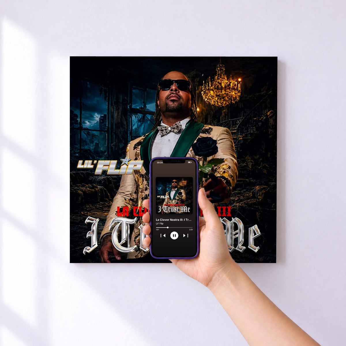 Affiche connectée La Clover Nostra III: I Trust Me de Lil' Flip au mur : l'album se lance en approchant le téléphone