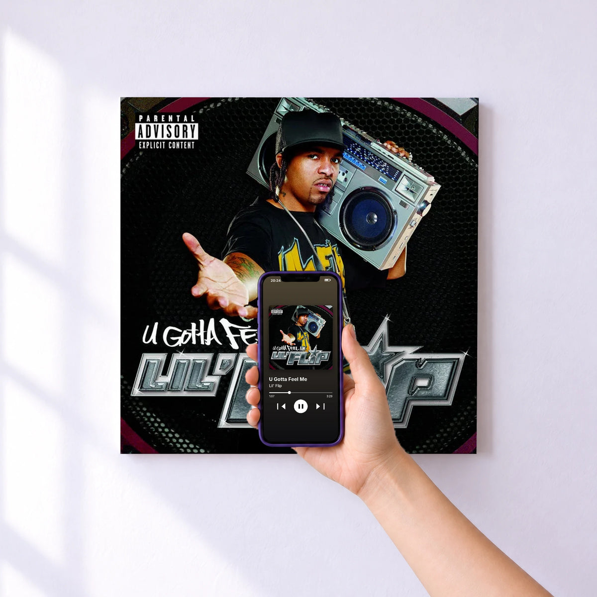 Affiche connectée U Gotta Feel Me de Lil' Flip au mur : l'album se lance en approchant le téléphone