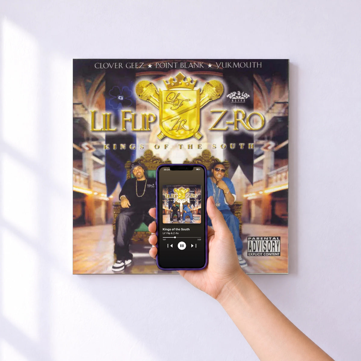Affiche connectée Kings of the South de Lil' Flip & Z-Ro au mur : l'album se lance en approchant le téléphone
