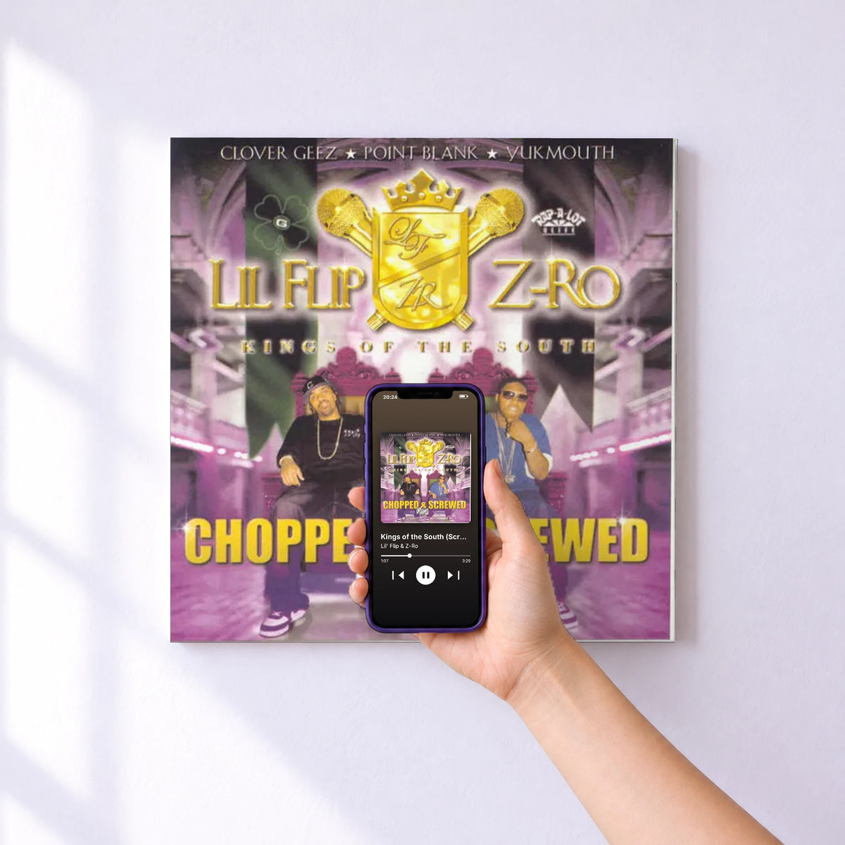 Affiche connectée Kings of the South (Screwed) de Lil' Flip & Z-Ro au mur : l'album se lance en approchant le téléphone