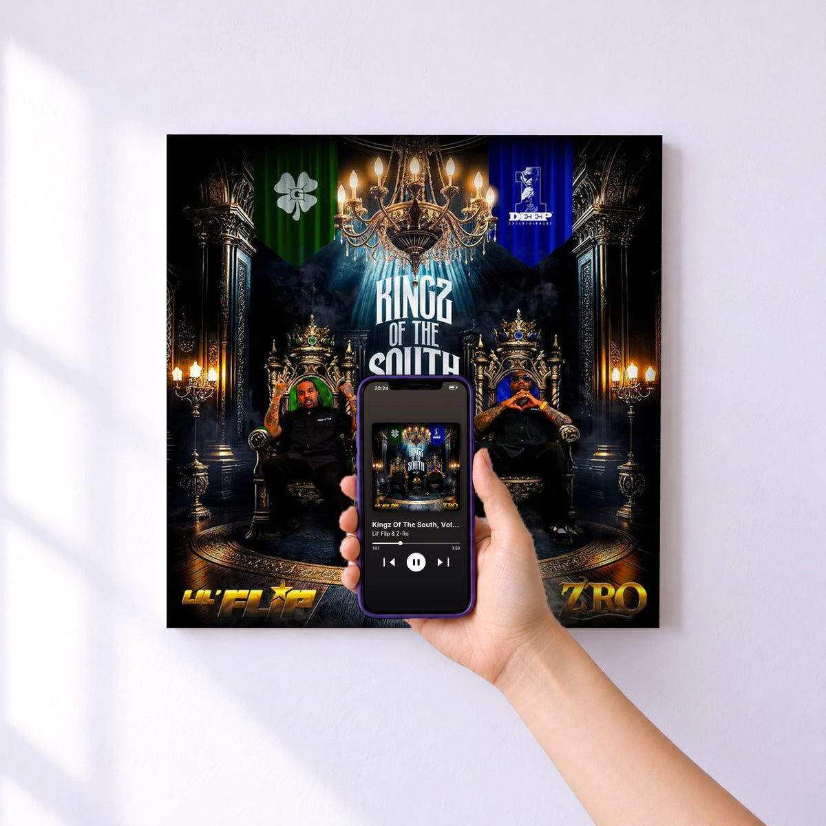 Affiche connectée Kingz Of The South, Vol. 2 de Lil' Flip & Z-Ro au mur : l'album se lance en approchant le téléphone