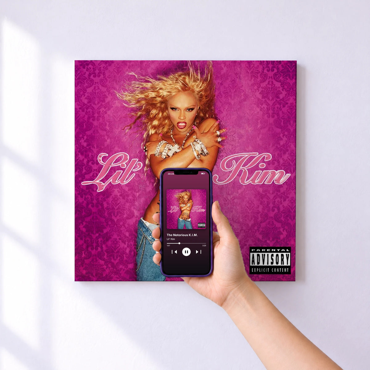 Affiche connectée The Notorious K.I.M. de Lil' Kim au mur : l'album se lance en approchant le téléphone