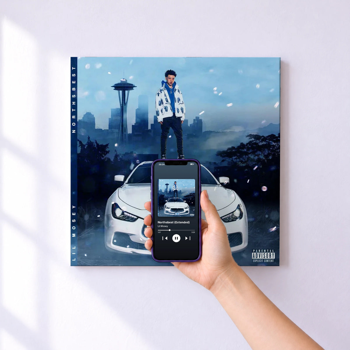 Affiche connectée Northsbest (Extended) de Lil Mosey au mur : l'album se lance en approchant le téléphone