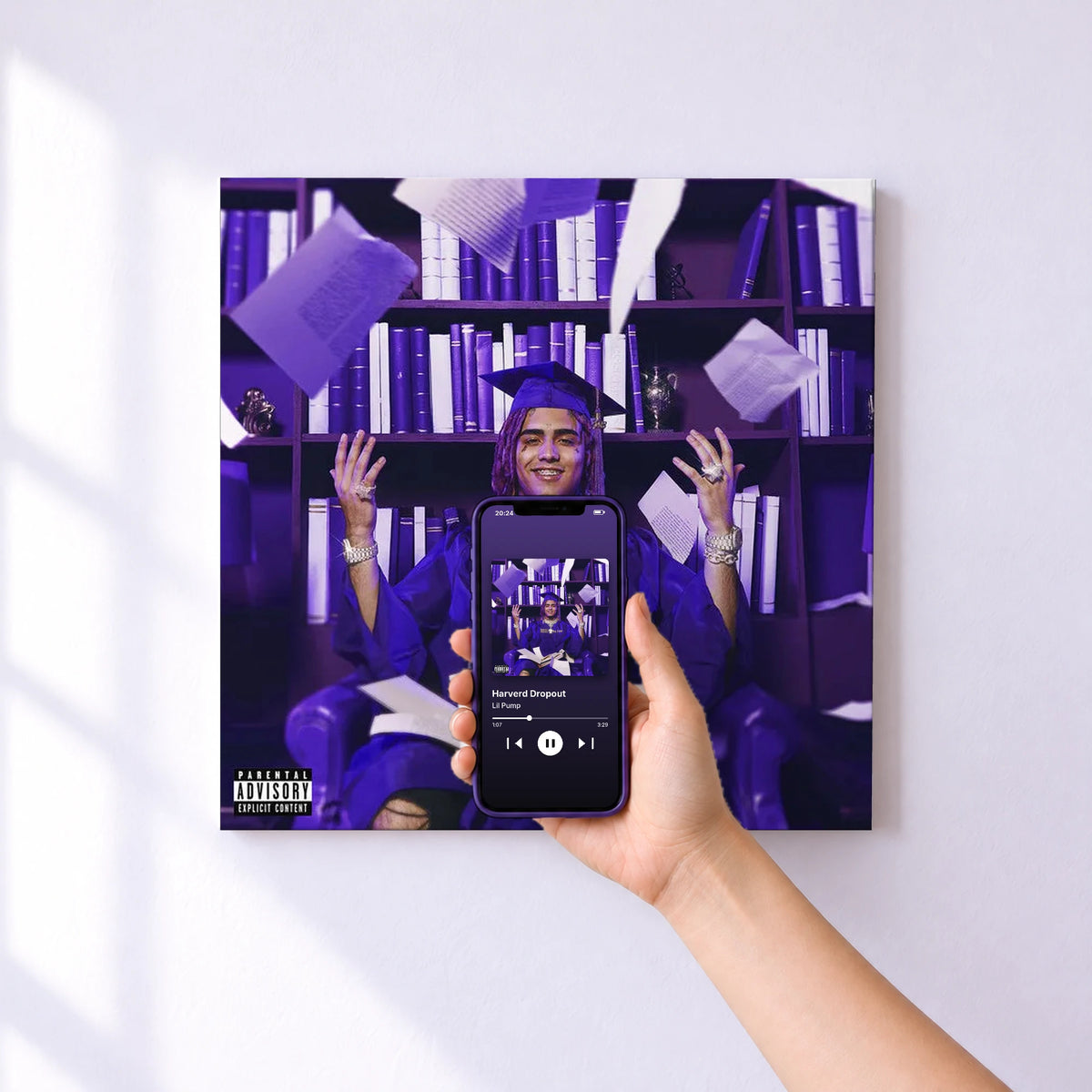 Affiche connectée Harverd Dropout de Lil Pump au mur : l'album se lance en approchant le téléphone