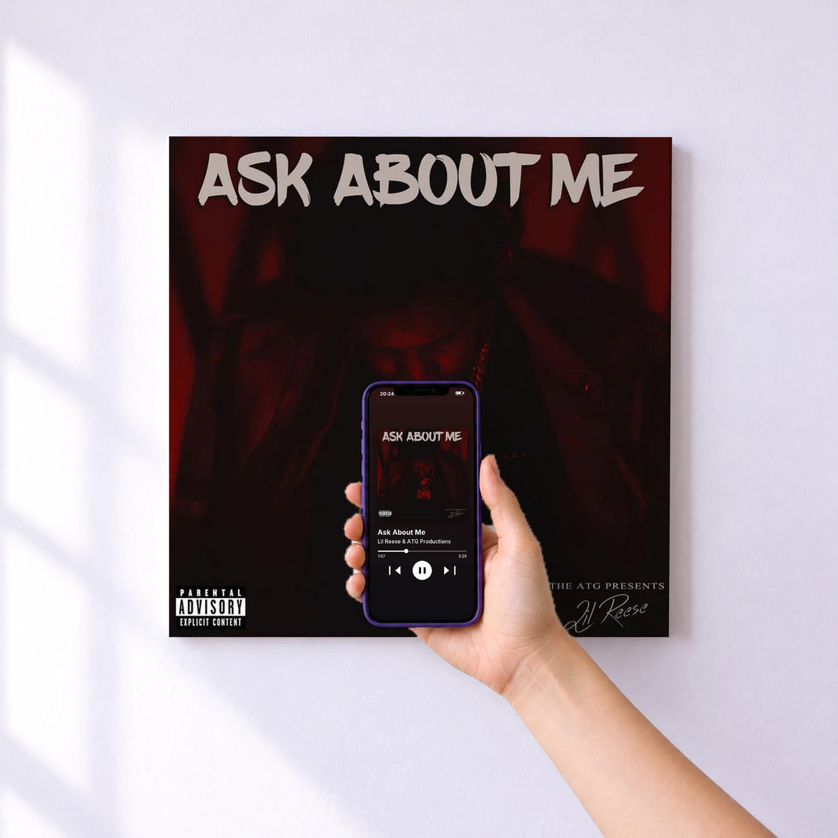 Affiche connectée Ask About Me de Lil Reese & ATG Productions au mur : l'album se lance en approchant le téléphone