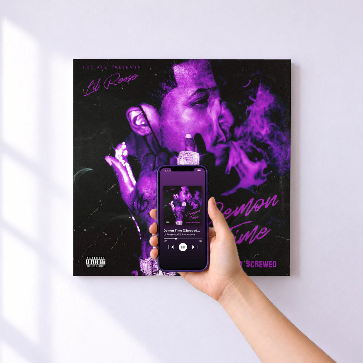 Affiche connectée Demon Time (Chopped & Screwed) de Lil Reese & ATG Productions au mur : l'album se lance en approchant le téléphone
