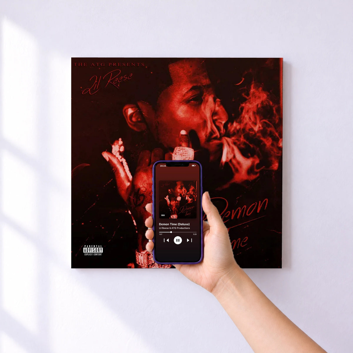 Affiche connectée Demon Time (Deluxe) de Lil Reese & ATG Productions au mur : l'album se lance en approchant le téléphone