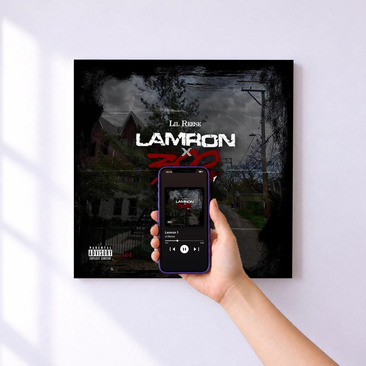 Affiche connectée Lamron 1 de Lil Reese au mur : l'album se lance en approchant le téléphone