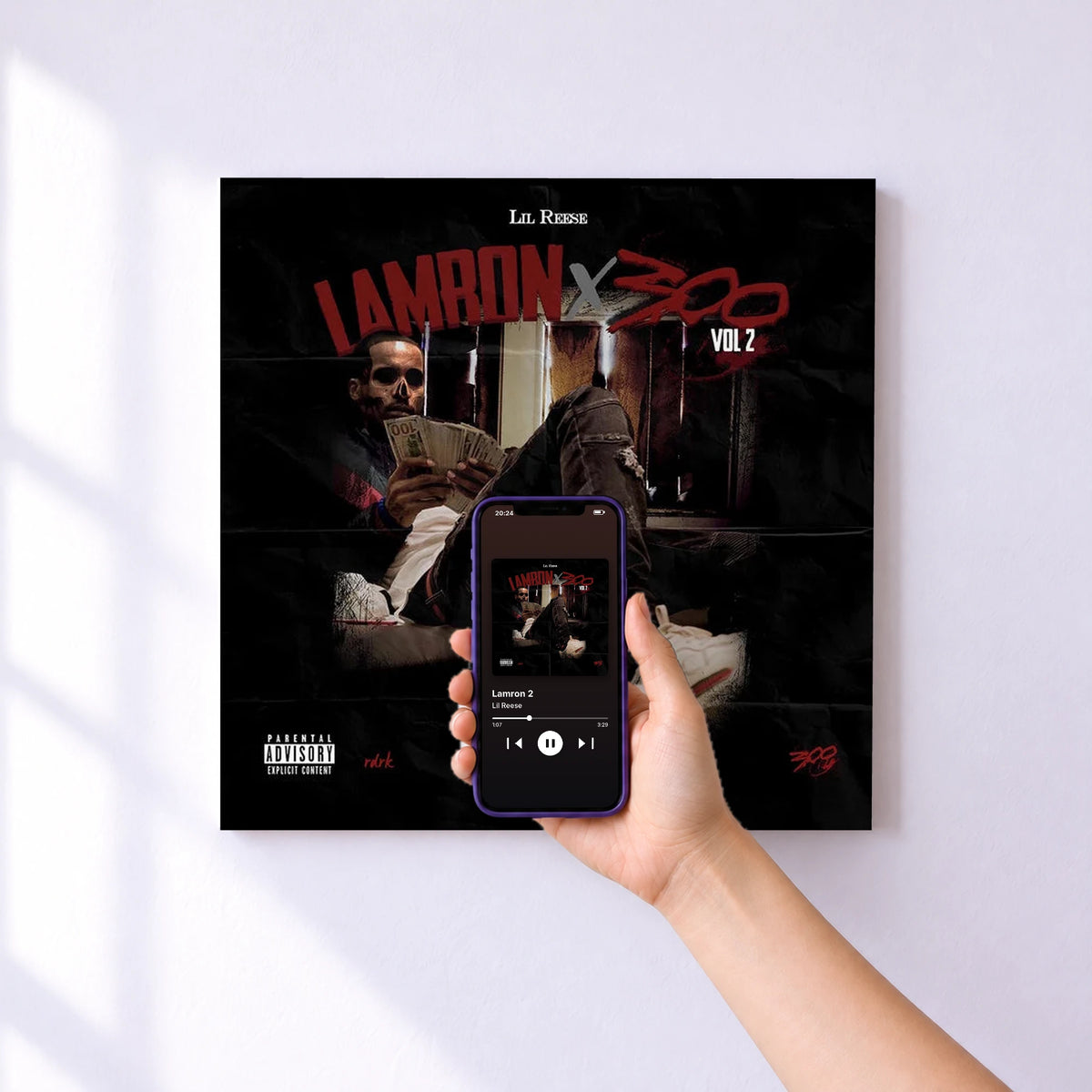 Affiche connectée Lamron 2 de Lil Reese au mur : l'album se lance en approchant le téléphone