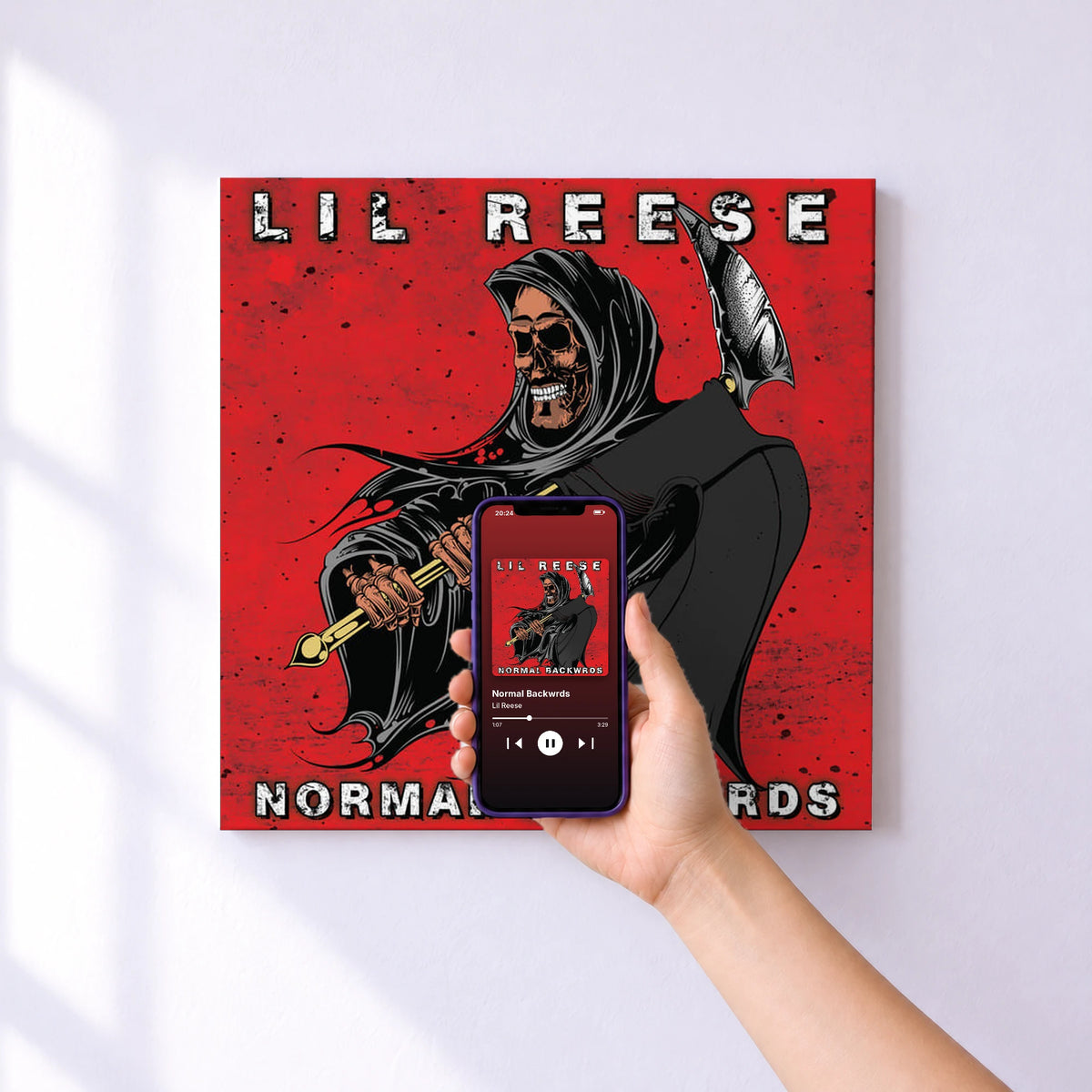 Affiche connectée Normal Backwrds de Lil Reese au mur : l'album se lance en approchant le téléphone