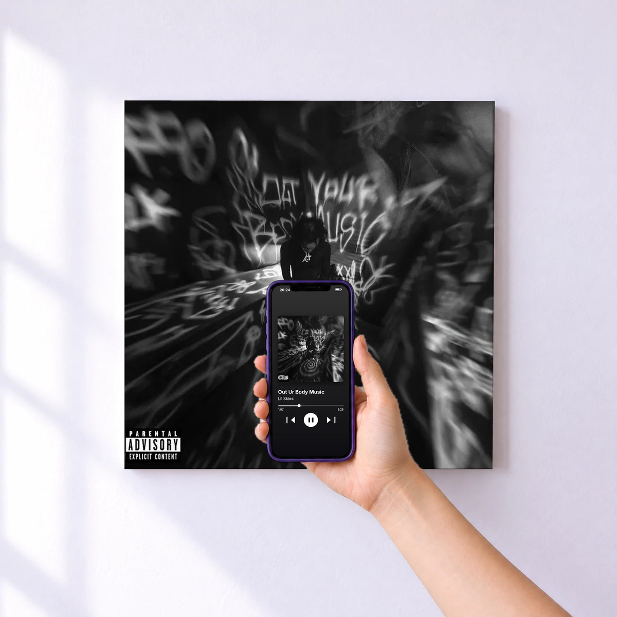 Affiche connectée Out Ur Body Music de Lil Skies au mur : l'album se lance en approchant le téléphone