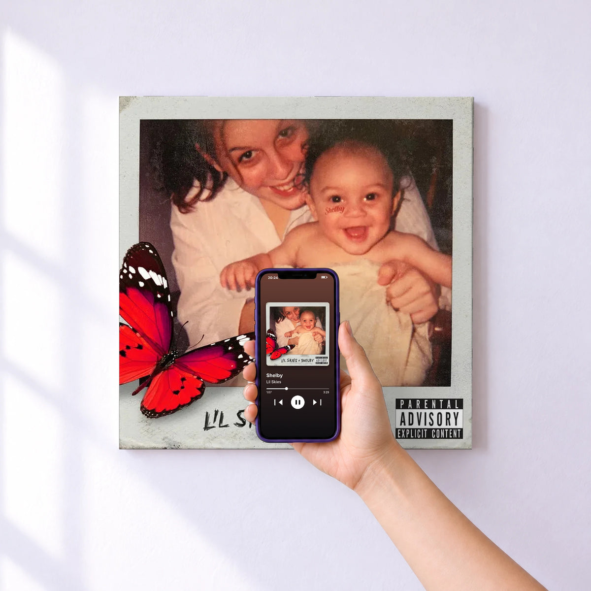 Affiche connectée Shelby de Lil Skies au mur : l'album se lance en approchant le téléphone