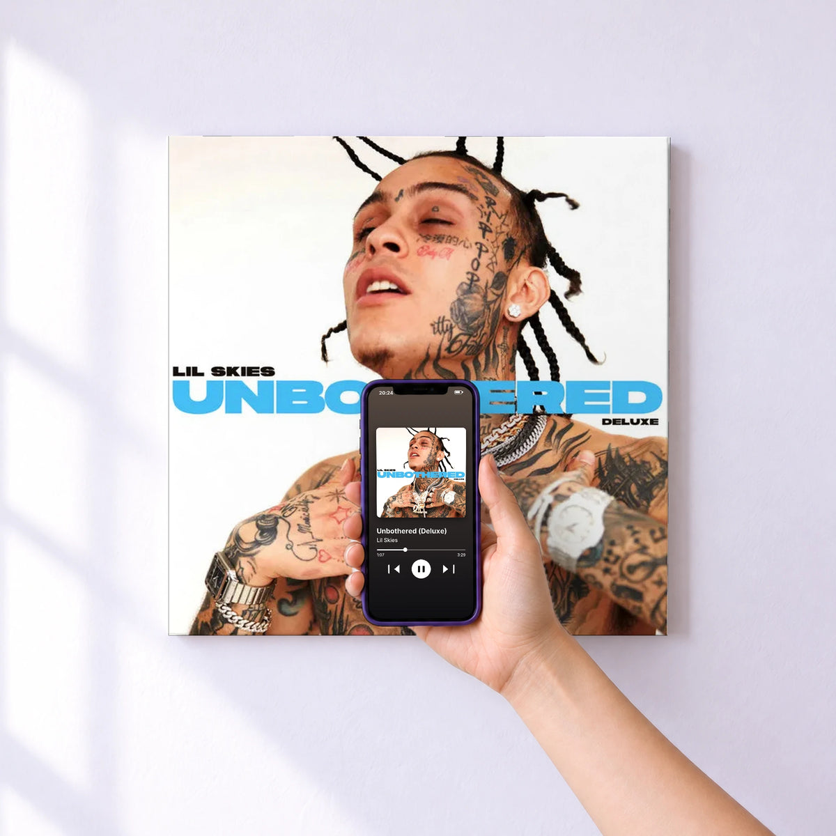 Affiche connectée Unbothered (Deluxe) de Lil Skies au mur : l'album se lance en approchant le téléphone
