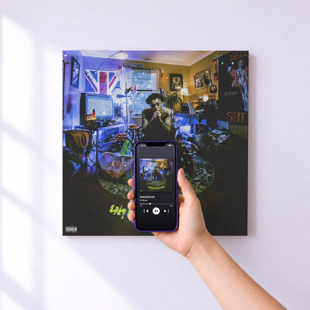 Affiche connectée Unbothered de Lil Skies au mur : l'album se lance en approchant le téléphone