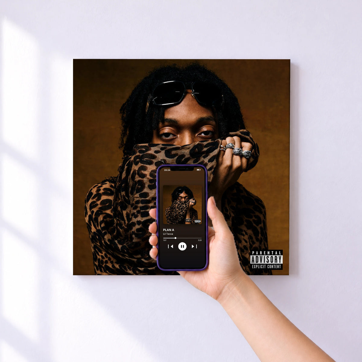 Affiche connectée PLAN A de Lil Tecca au mur : l'album se lance en approchant le téléphone