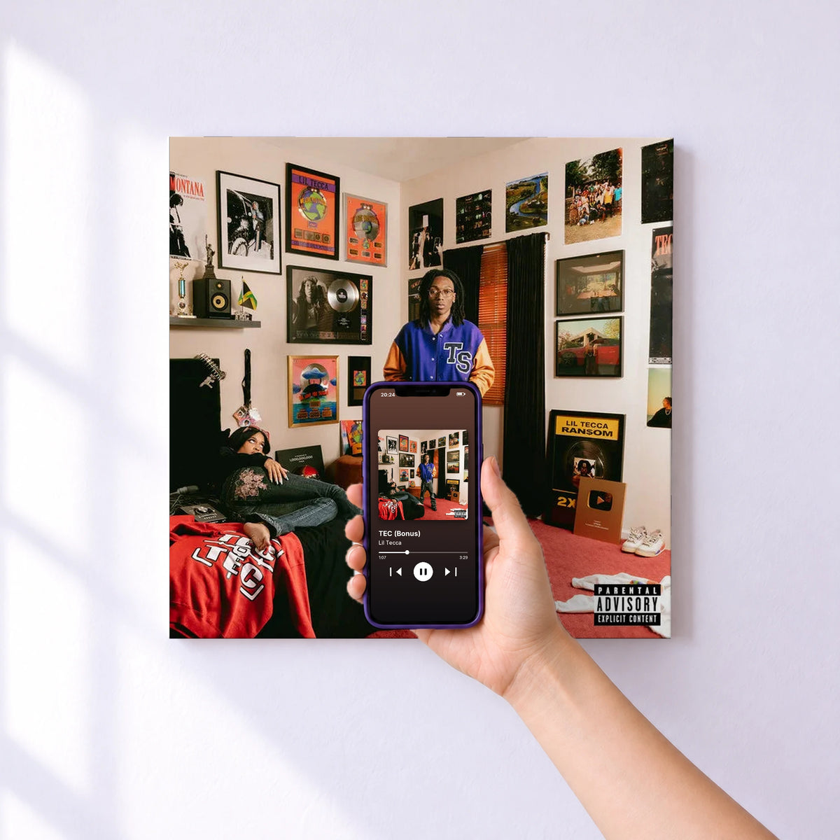 Affiche connectée TEC (Bonus) de Lil Tecca au mur : l'album se lance en approchant le téléphone