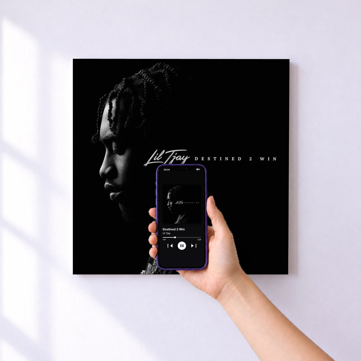 Affiche connectée Destined 2 Win de Lil Tjay au mur : l'album se lance en approchant le téléphone