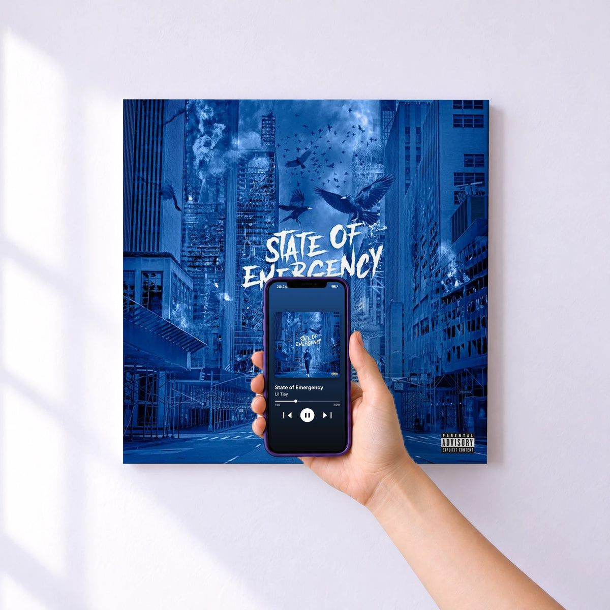 Affiche connectée State of Emergency de Lil Tjay au mur : l'album se lance en approchant le téléphone