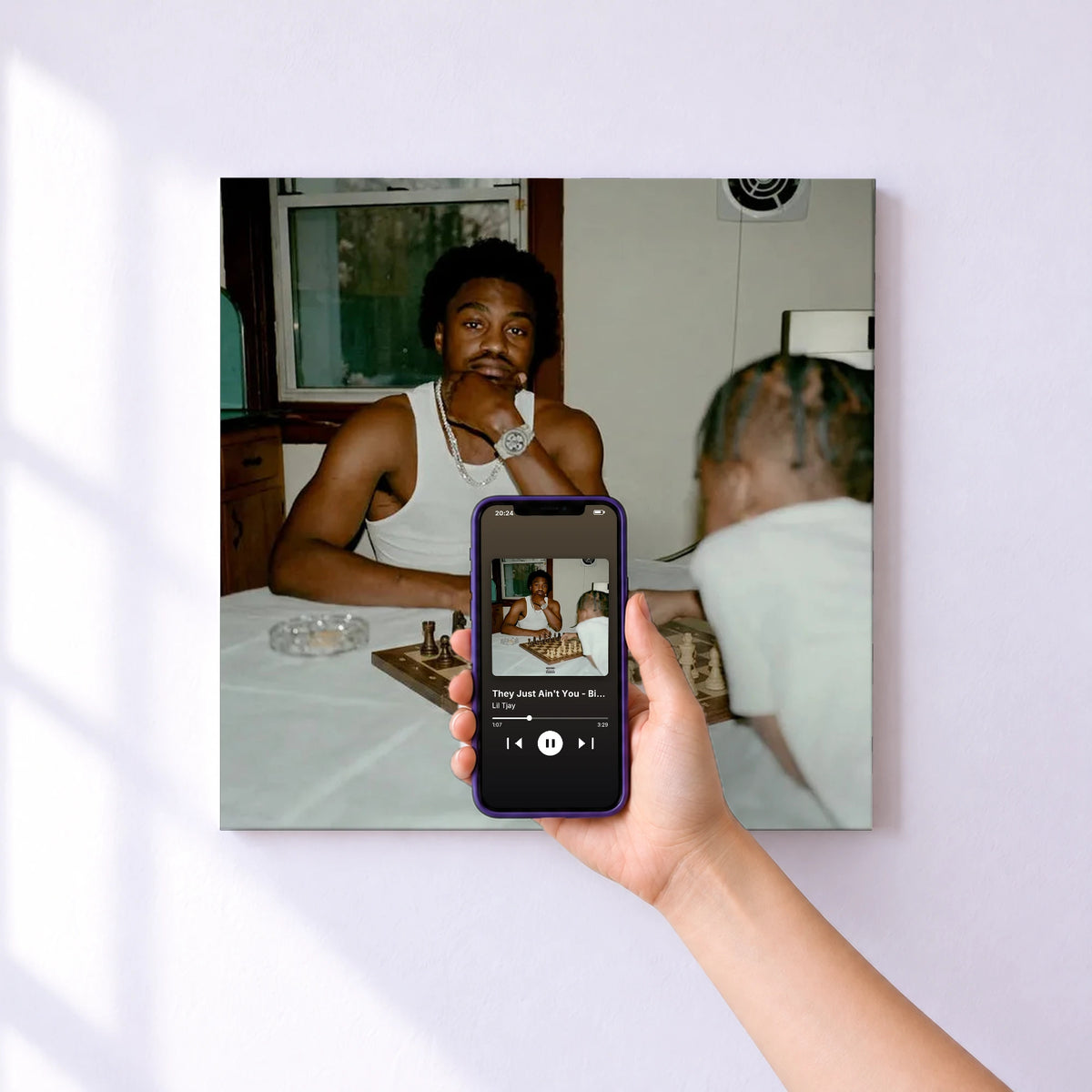 Affiche connectée They Just Ain't You - Big One Edition de Lil Tjay au mur : l'album se lance en approchant le téléphone