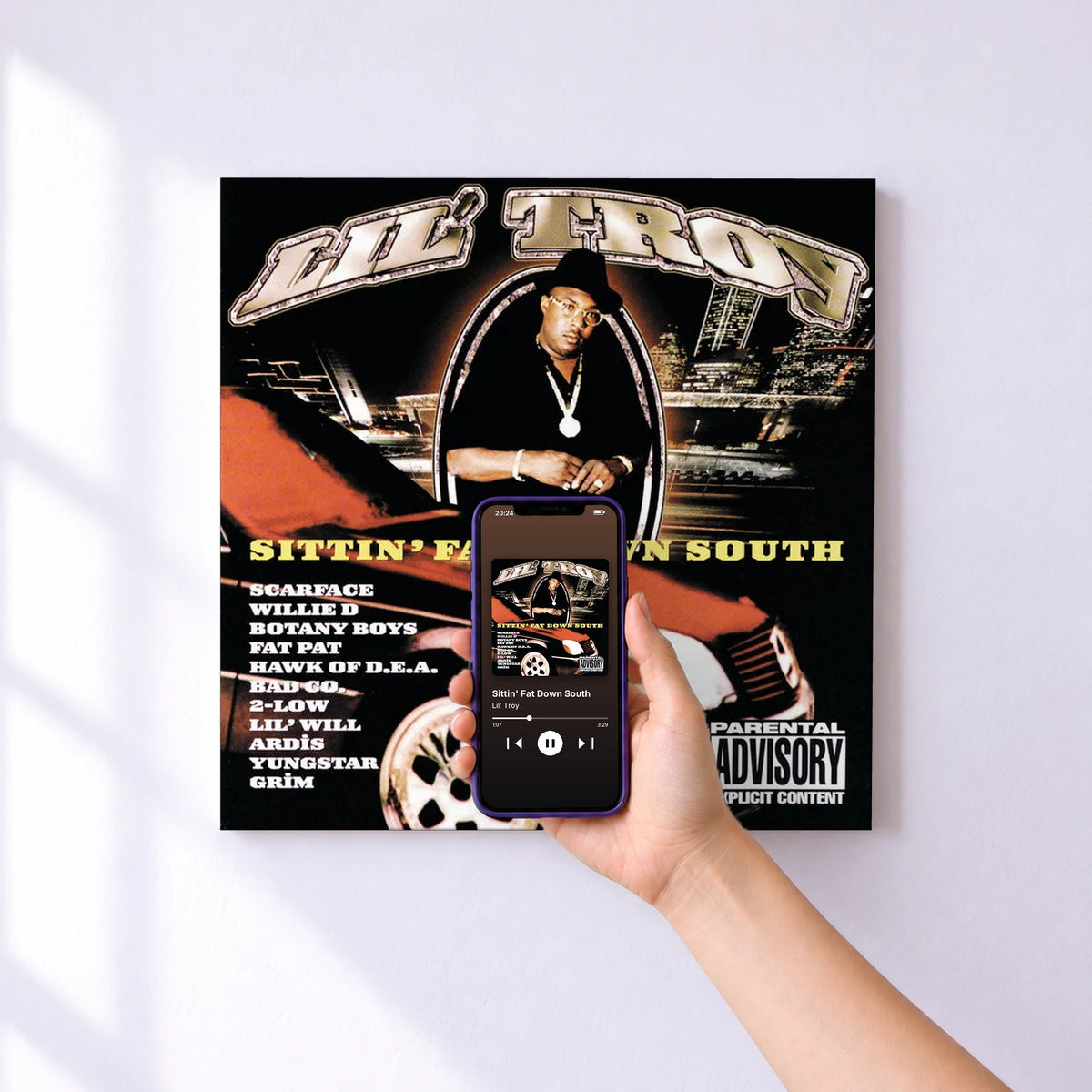 Affiche connectée Sittin' Fat Down South de Lil' Troy au mur : l'album se lance en approchant le téléphone