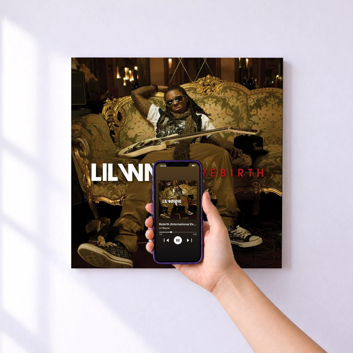 Affiche connectée Rebirth (International Explicit Deluxe Version) de Lil Wayne au mur : l'album se lance en approchant le téléphone