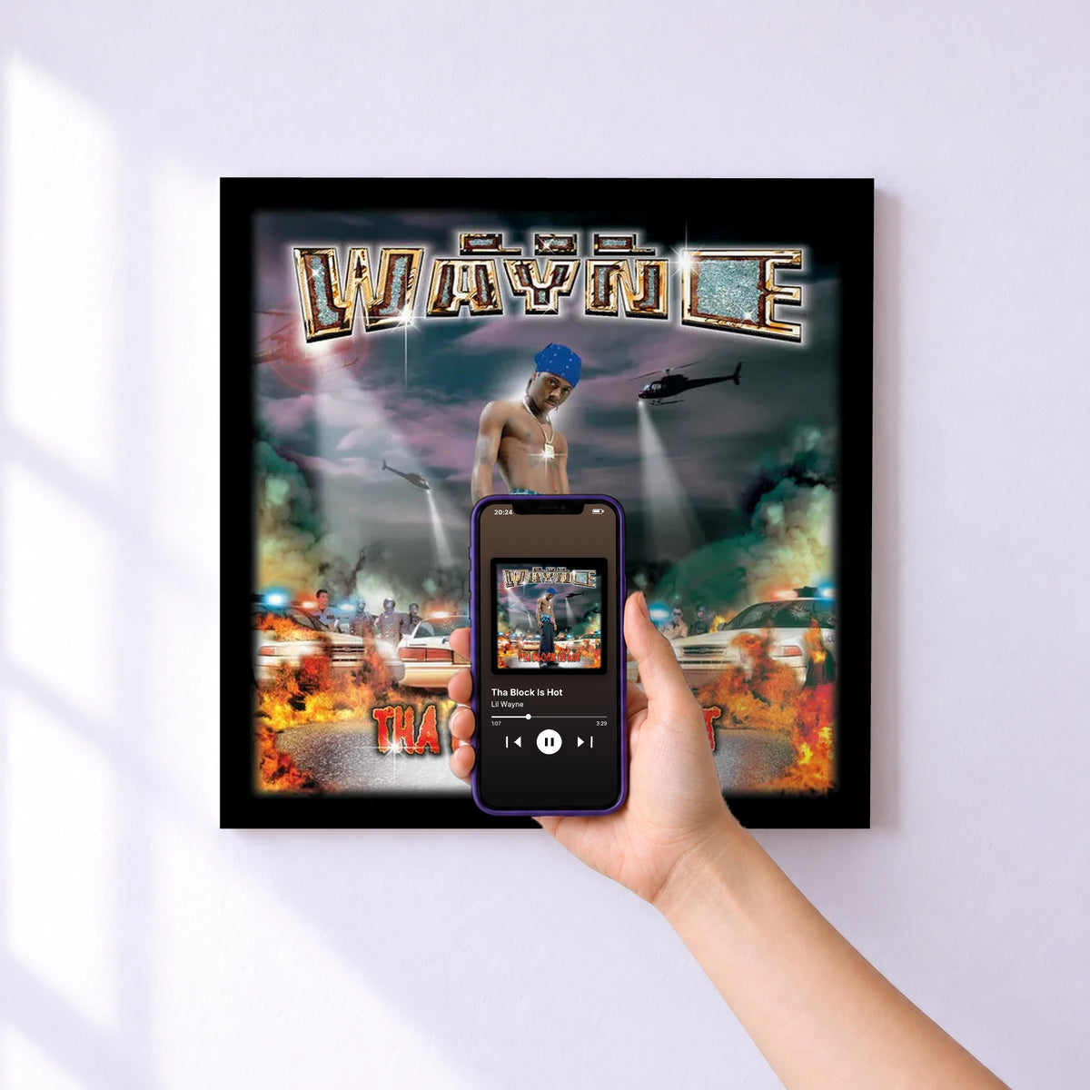 Affiche connectée Tha Block Is Hot de Lil Wayne au mur : l'album se lance en approchant le téléphone