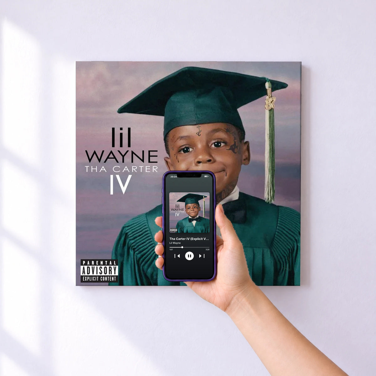 Affiche connectée Tha Carter IV (Explicit Version) de Lil Wayne au mur : l'album se lance en approchant le téléphone
