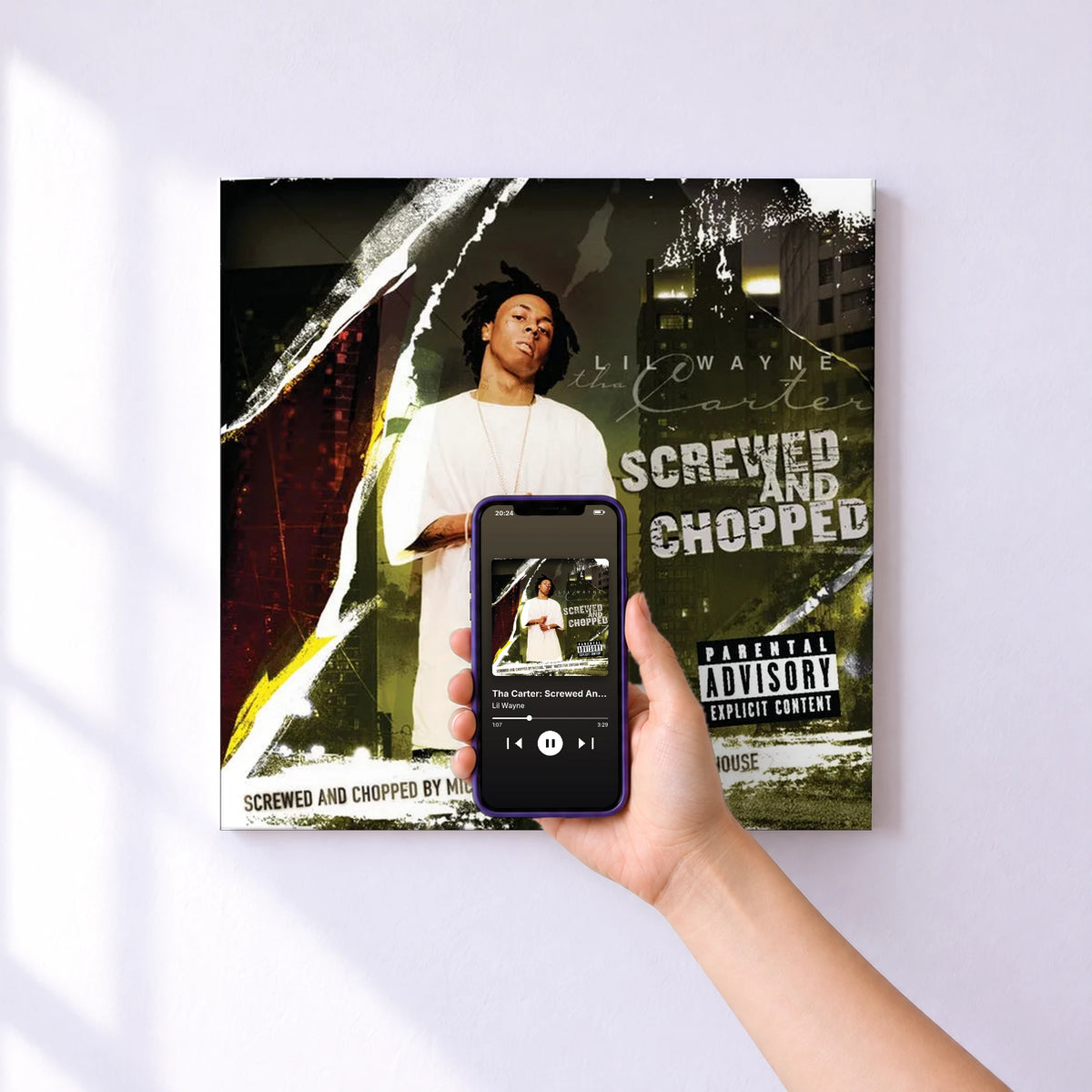 Affiche connectée Tha Carter: Screwed And Chopped de Lil Wayne au mur : l'album se lance en approchant le téléphone