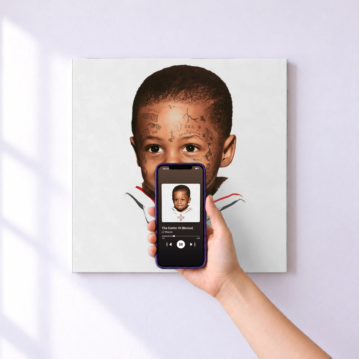 Affiche connectée Tha Carter VI (Bonus) de Lil Wayne au mur : l'album se lance en approchant le téléphone