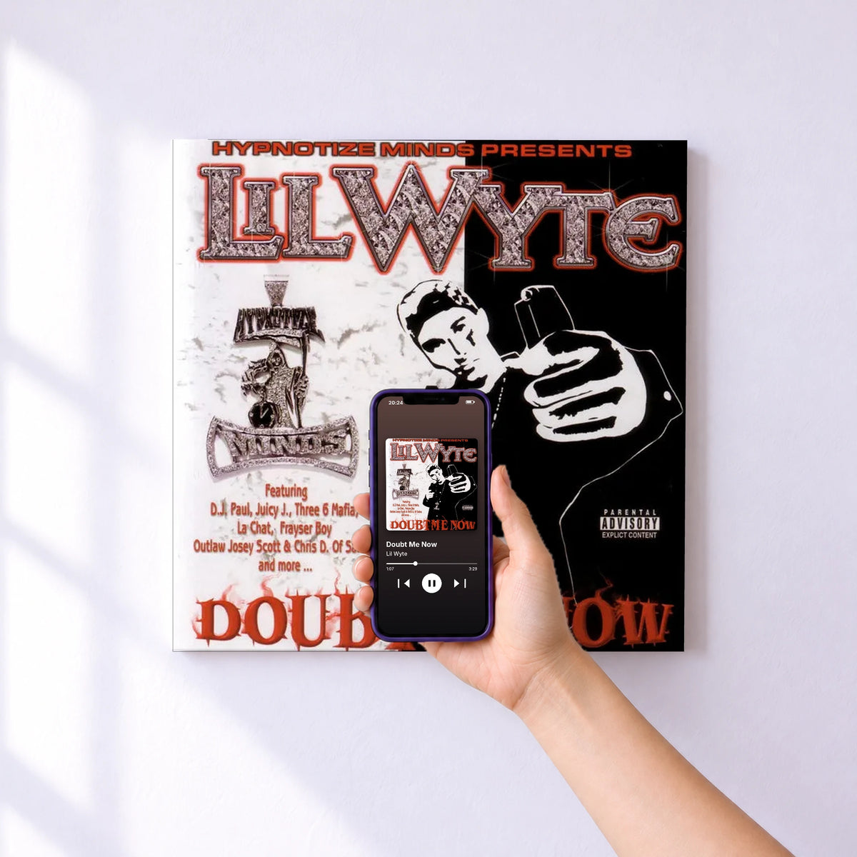 Affiche connectée Doubt Me Now de Lil Wyte au mur : l'album se lance en approchant le téléphone