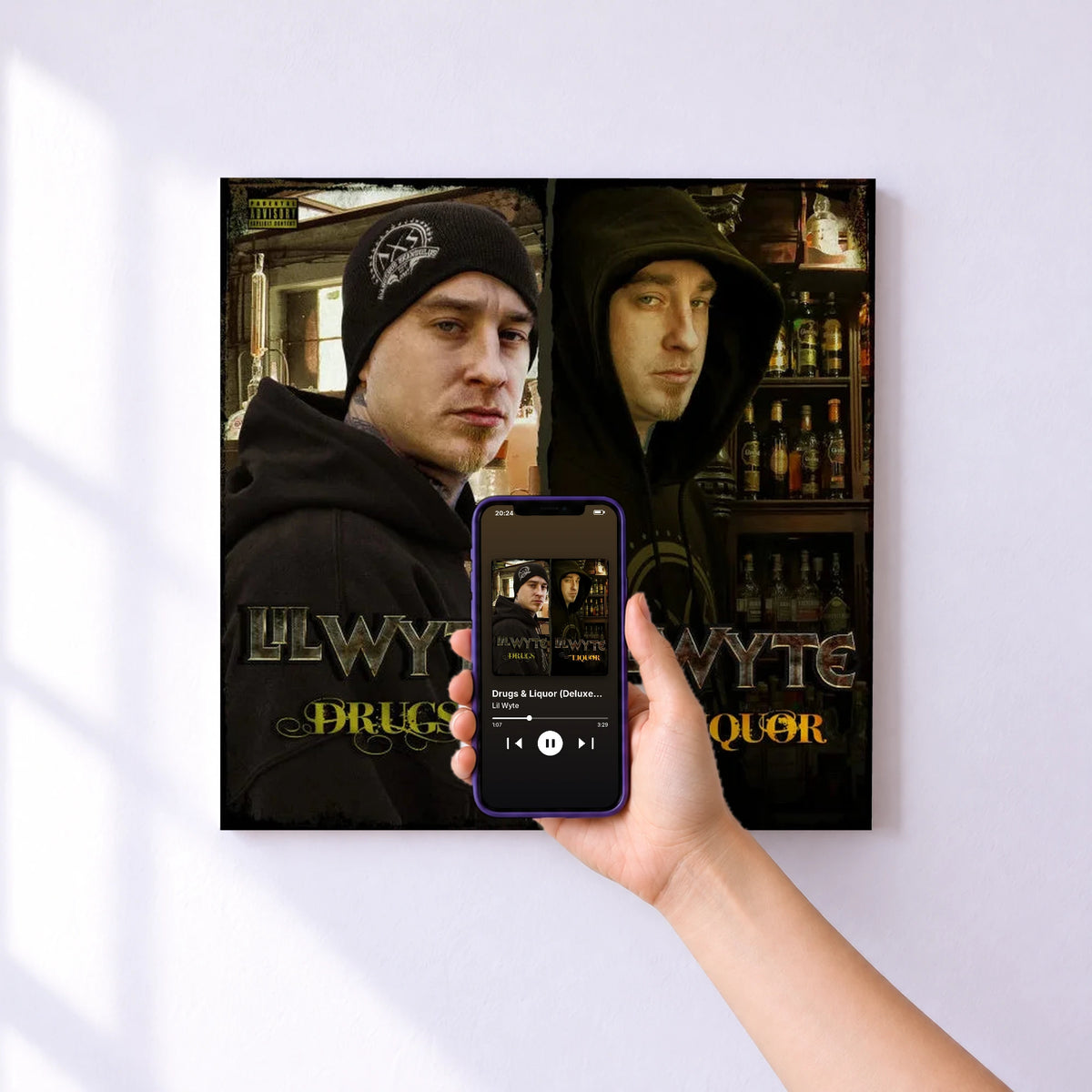 Affiche connectée Drugs & Liquor (Deluxe Edition) de Lil Wyte au mur : l'album se lance en approchant le téléphone