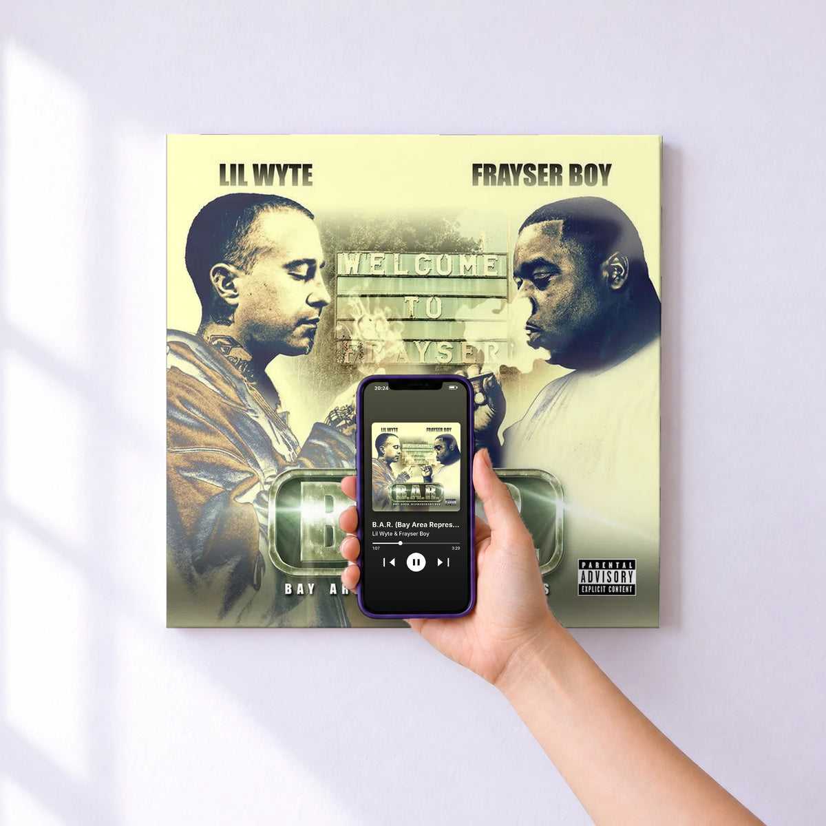 Affiche connectée B.A.R. (Bay Area Representatives) de Lil Wyte & Frayser Boy au mur : l'album se lance en approchant le téléphone