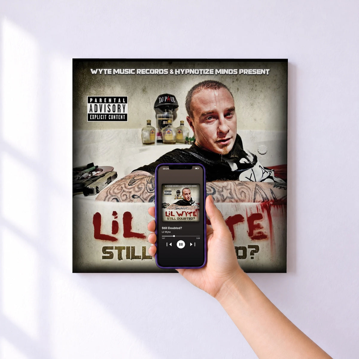 Affiche connectée Still Doubted? de Lil Wyte au mur : l'album se lance en approchant le téléphone