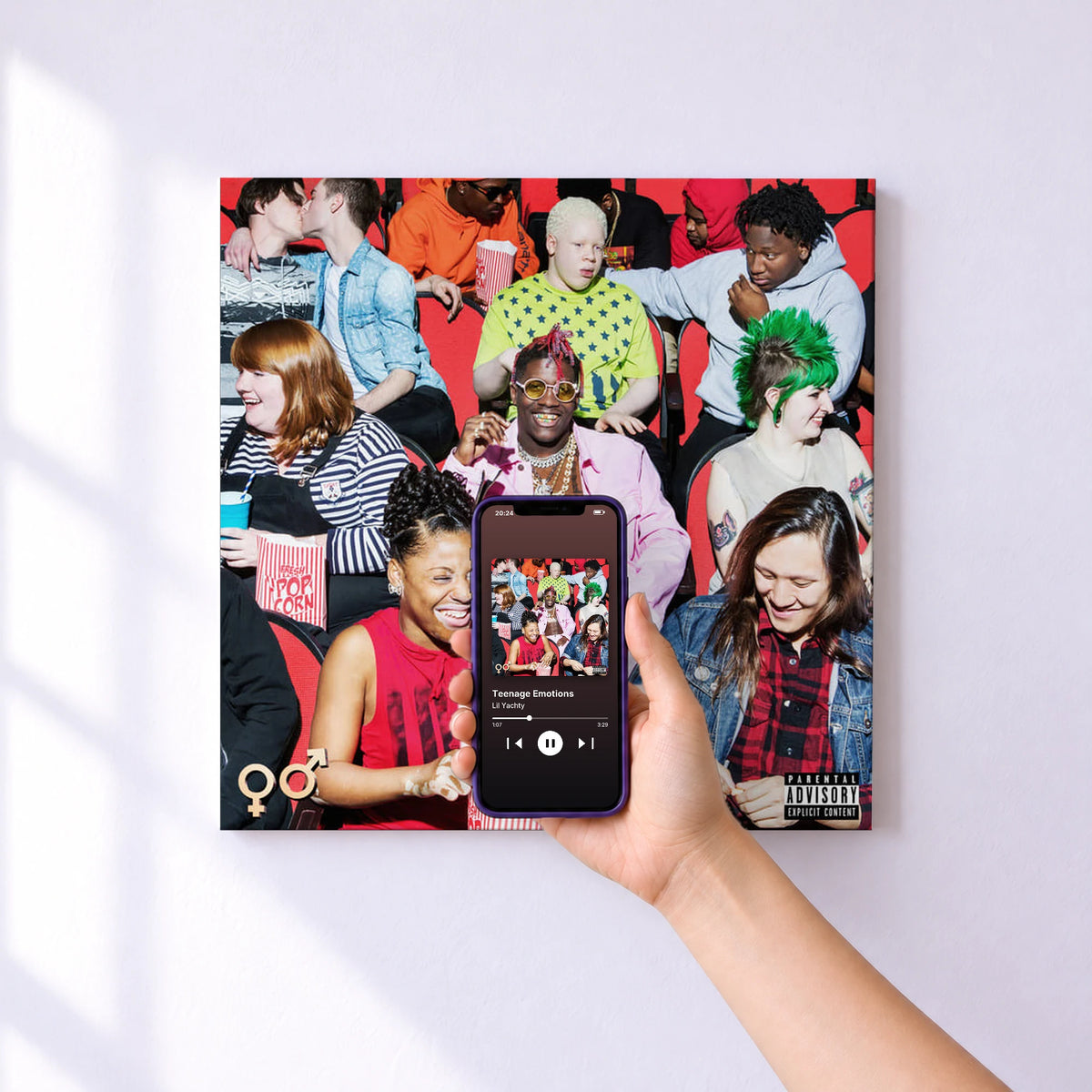 Affiche connectée Teenage Emotions de Lil Yachty au mur : l'album se lance en approchant le téléphone