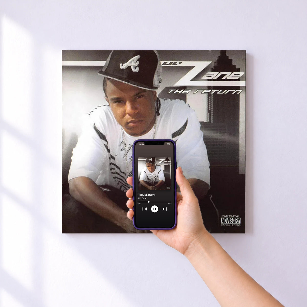Affiche connectée THA RETURN de Lil' Zane au mur : l'album se lance en approchant le téléphone