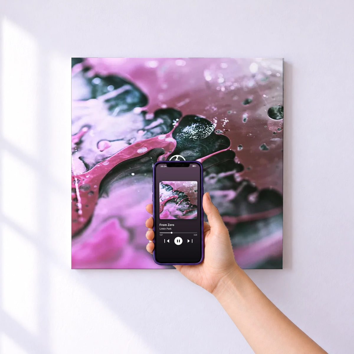 Affiche connectée From Zero de Linkin Park au mur : l'album se lance en approchant le téléphone