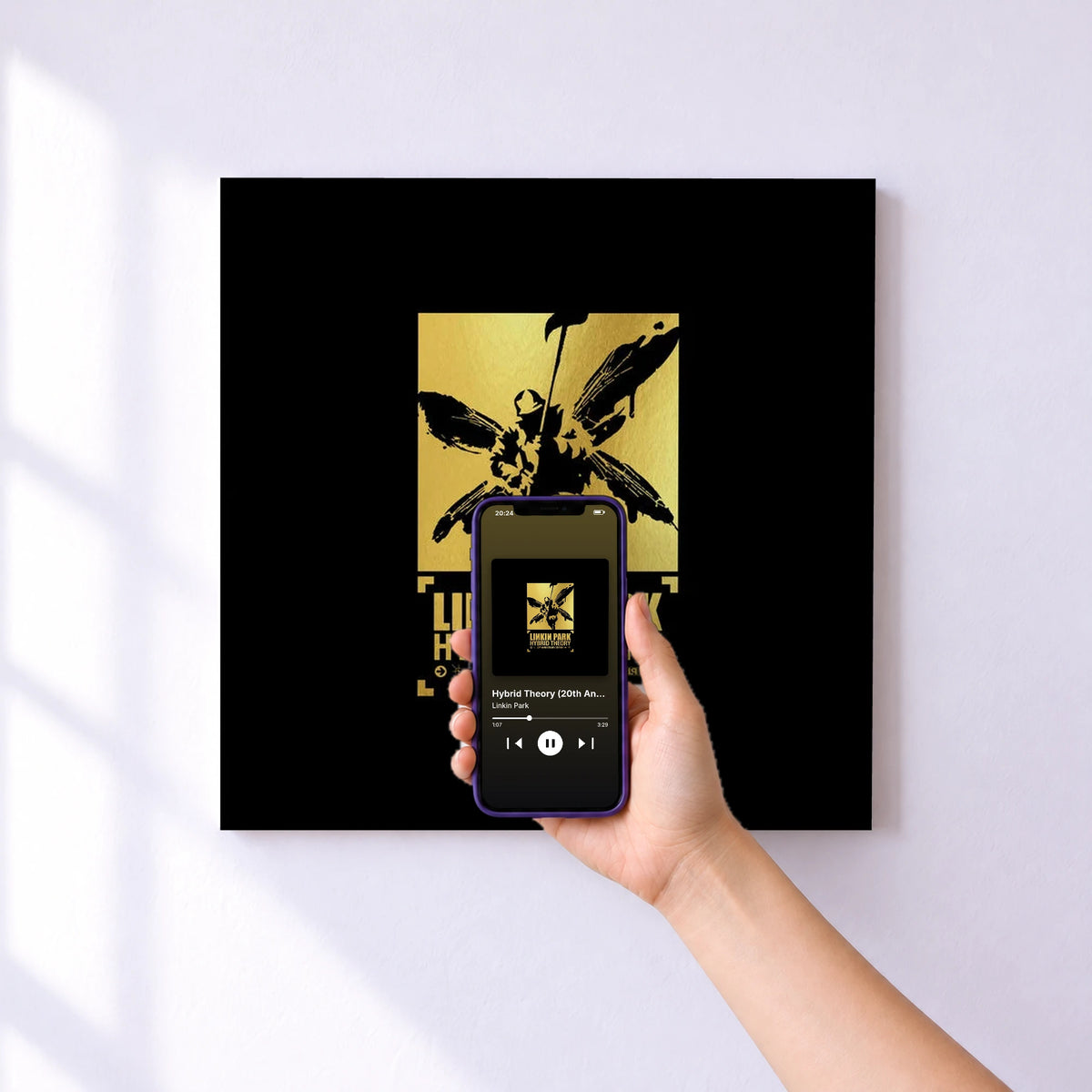 Affiche connectée Hybrid Theory (20th Anniversary Edition) de Linkin Park au mur : l'album se lance en approchant le téléphone