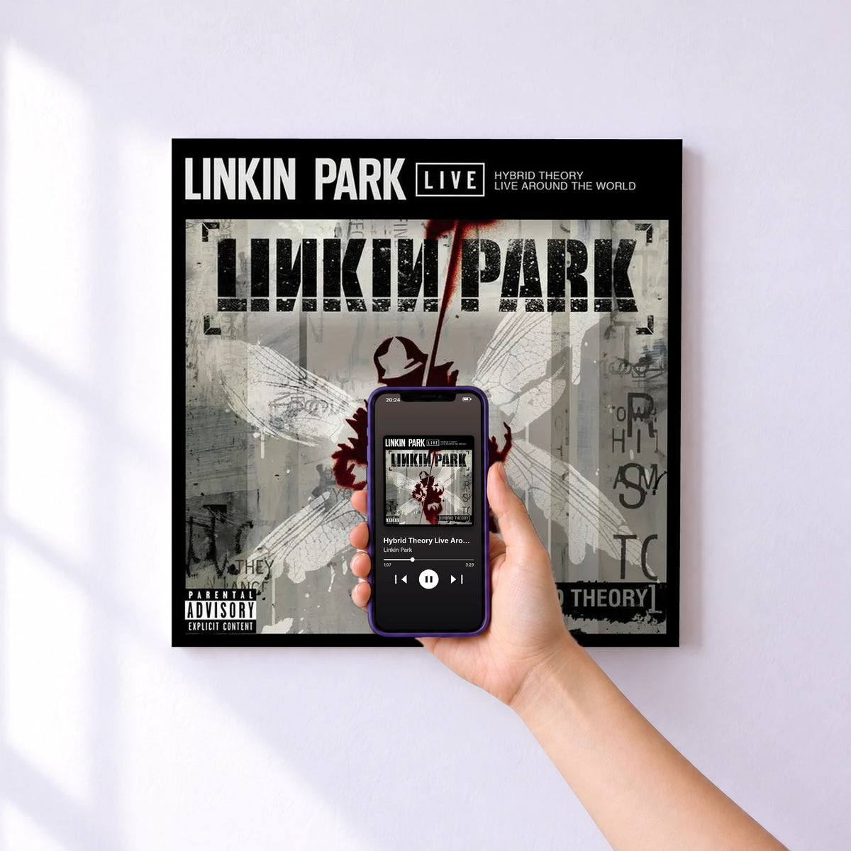 Affiche connectée Hybrid Theory Live Around the World de Linkin Park au mur : l'album se lance en approchant le téléphone