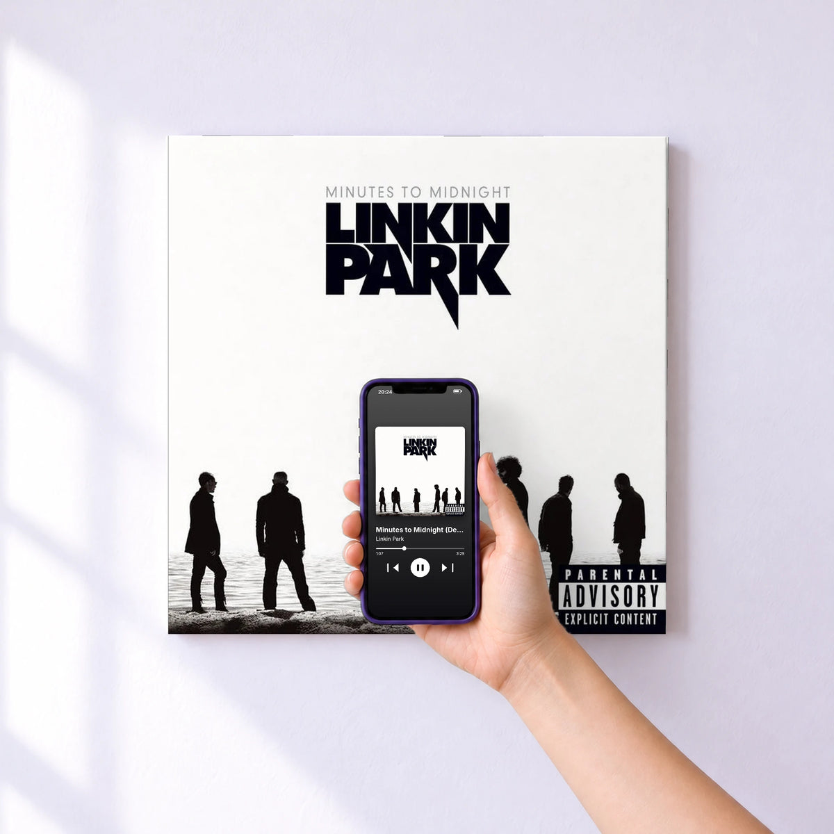 Affiche connectée Minutes to Midnight (Deluxe Edition) de Linkin Park au mur : l'album se lance en approchant le téléphone