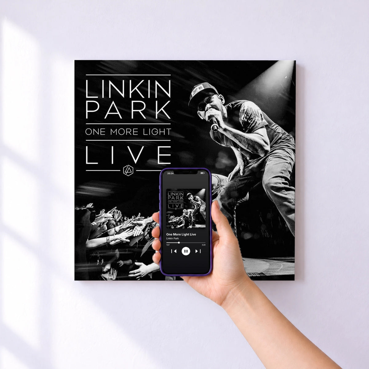 Affiche connectée One More Light Live de Linkin Park au mur : l'album se lance en approchant le téléphone