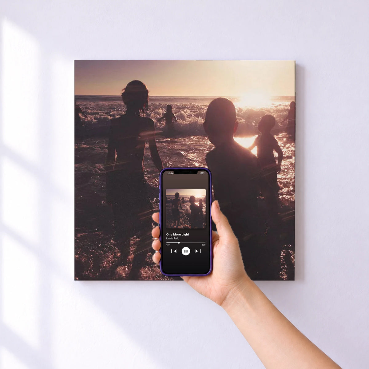 Affiche connectée One More Light de Linkin Park au mur : l'album se lance en approchant le téléphone