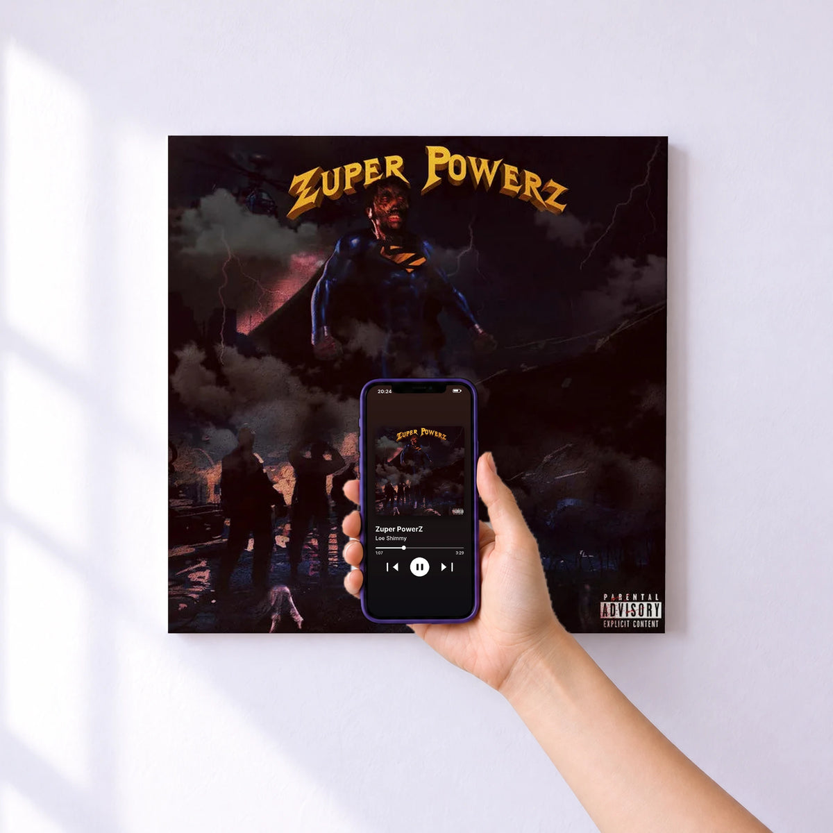 Affiche connectée Zuper PowerZ de Loe Shimmy au mur : l'album se lance en approchant le téléphone