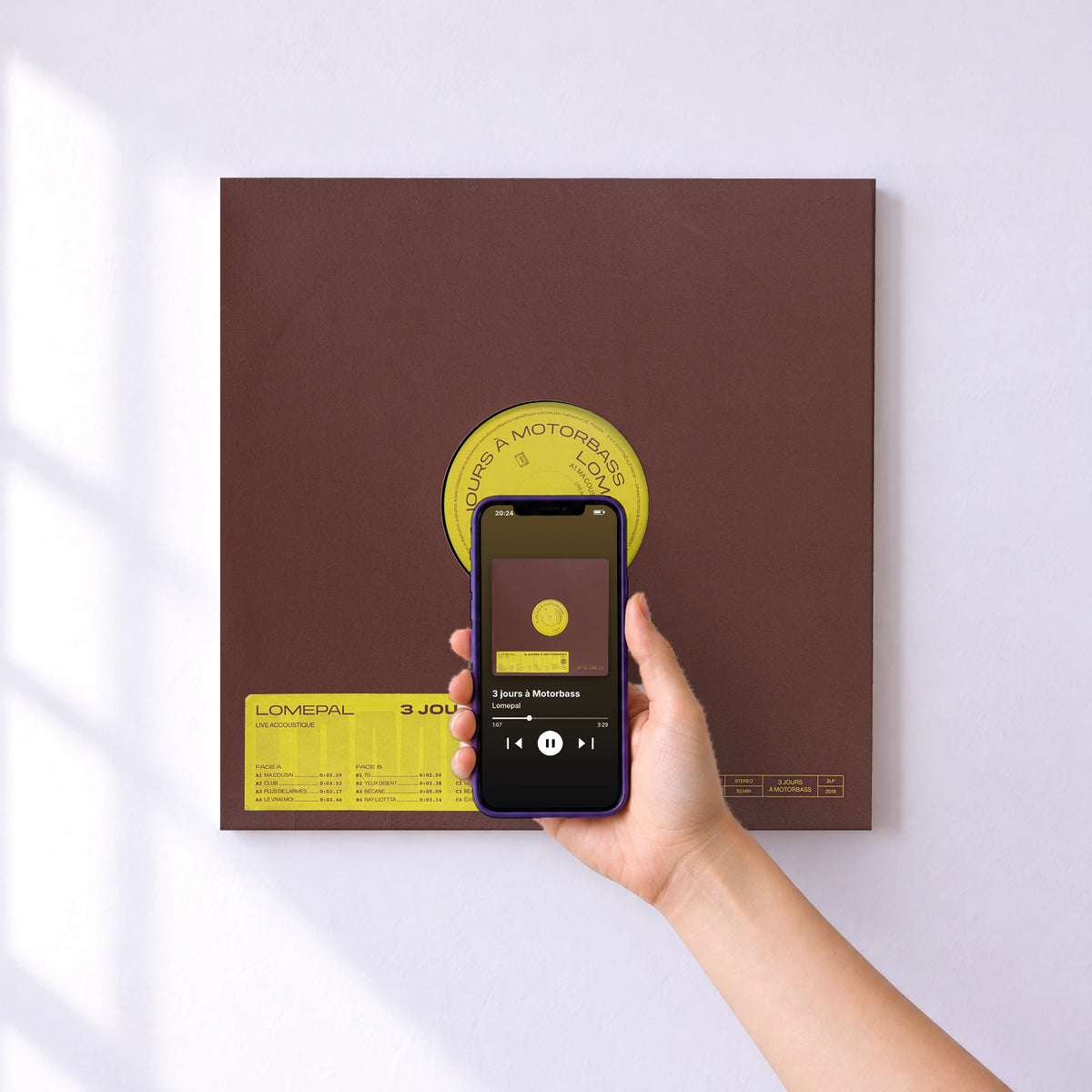 Affiche connectée 3 jours à Motorbass de Lomepal au mur : l'album se lance en approchant le téléphone