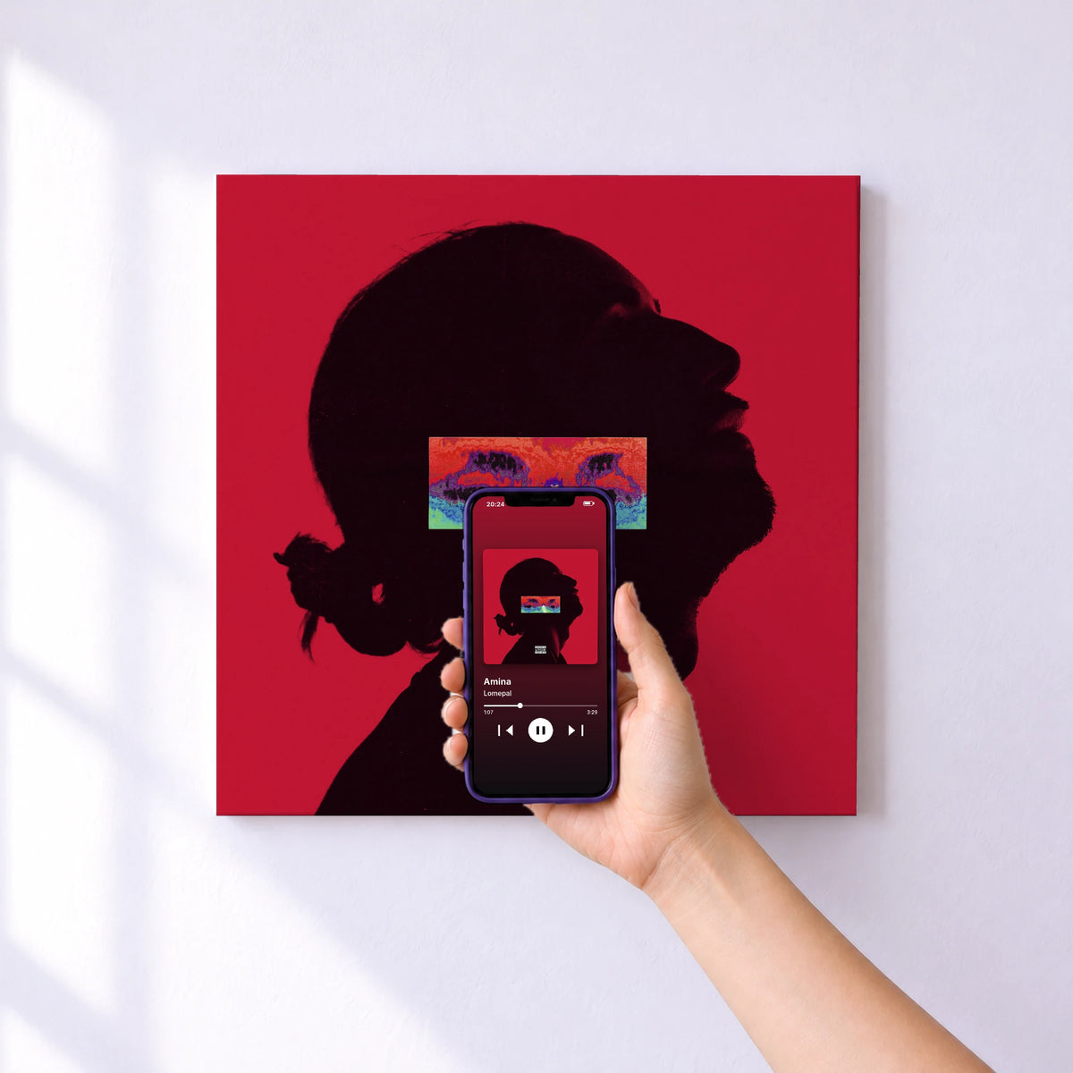 Affiche connectée Amina de Lomepal au mur : l'album se lance en approchant le téléphone