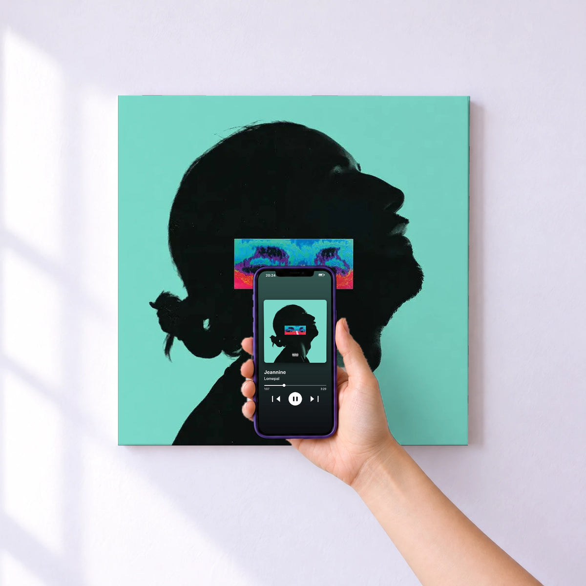 Affiche connectée Jeannine de Lomepal au mur : l'album se lance en approchant le téléphone